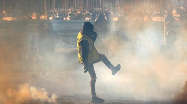 Vestele galbene, printre ghirlande luminoase și blindate ușoare VIDEO