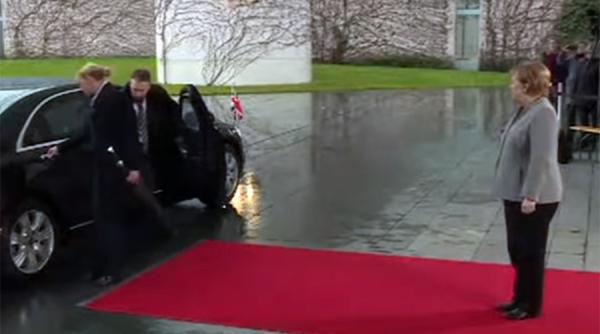 VIDEO. Moment jenant pentru Theresa May înaintea întâlnirii cu Merkel  