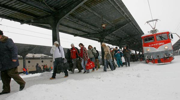 Șase trenuri de pasageri, rămase în câmp de mai multe ore
