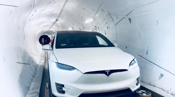 Elon Musk prezintă o nouă etapă a tunelului său