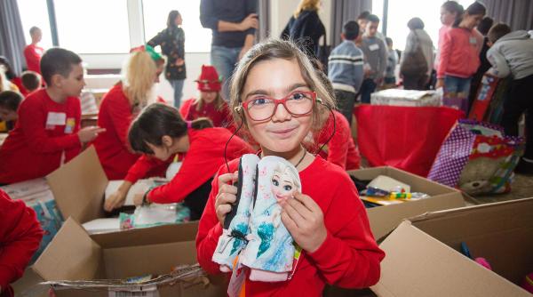 Peste 1.200 de copii defavorizați din toată țara au primit cadourile dorite prin programul „Scrisori pentru Moș Crăciun”