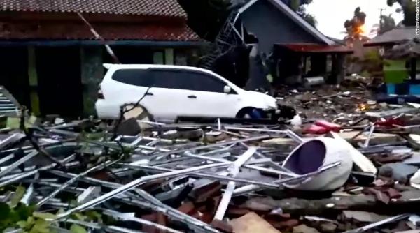 Dezastru după tsunami-ul din Indonezia. Sute de morți, mii de răniți și dispăruți
