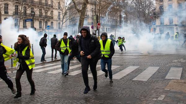 Excedat, Guvernul francez dă vina pe ”forțele străine”