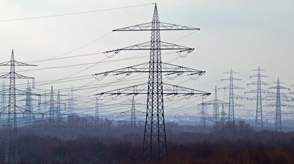 Import masiv de electricitate în ziua în care prețul a urcat abrupt