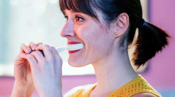 CES 2019. Periuța care spală dinții în 10 secunde VIDEO