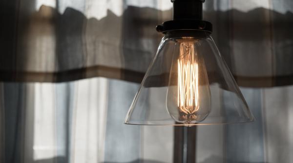 Energia electrică în România, mai scumpă cu 30% față de țările vecine