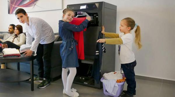 INOVAŢIE. Mașina de împachetat haine VIDEO