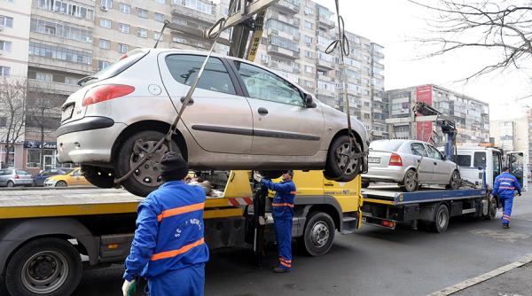 Se întorc hingherii de mașini. Primăria vrea să ridice mașinile parcate ilegal