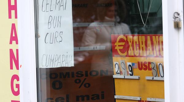 Curs valutar. Leul atinge un nou minim istoric în raport cu euro