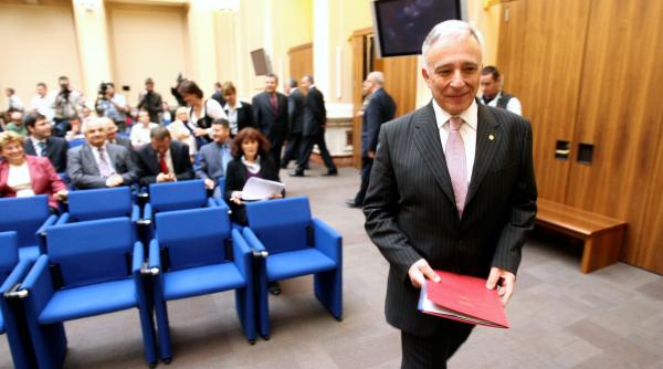 Mugur Isărescu, invitat la comisiile reunite din Senat, pentru lămuriri legate de ROBOR