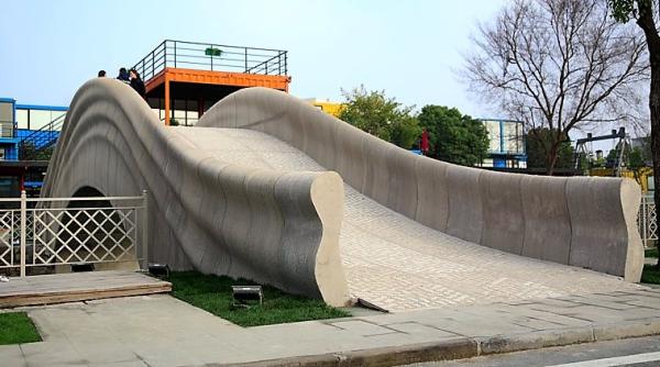 INOVAŢIE. Pod de beton tras la imprimantă. GALERIE FOTO