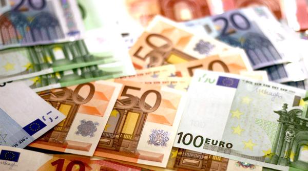 Curs valutar. Unele bănci vând euro cu 4,83