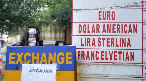 Leul continuă să scadă accentuat pe piața interbancară