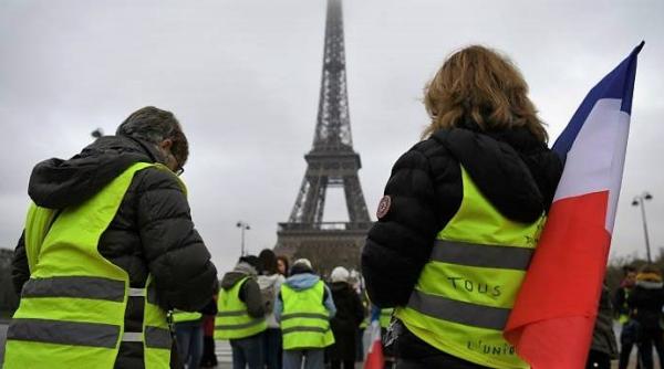 Franța. După Vestele galbene vin Fularele roșii 