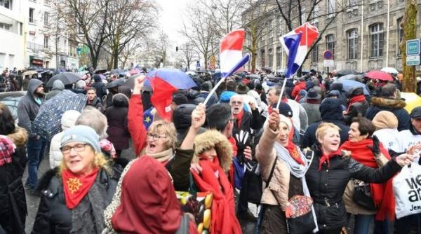 Câteva mii de 'fulare roşii' au defilat la Paris 