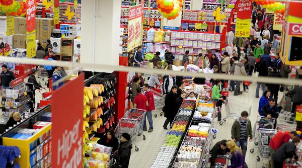 Supermarket închis în România! Avea promoții expirate și sucuri reetichetate