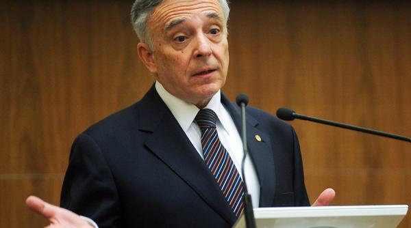 Scandal Guvern-BNR. Ce păţeşte Isărescu pentru că nu merge la Parlament