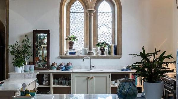 Biserică transformată în vilă, scoasă la vânzare. GALERIE FOTO