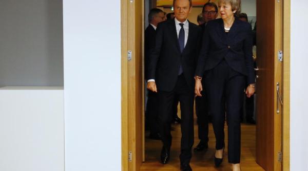 Brexit-ul devine un divorț cu scandal la partaj. May și Tusk, pe poziții diametral opuse