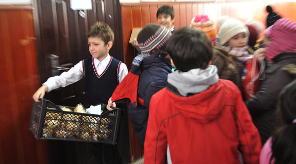 Teodorovici, acuzaţii. Un ajutor pentru copii, în pericol 