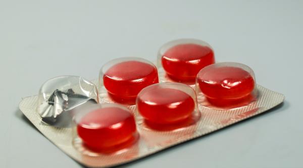 Aproape 20 de E-uri şi foarte mult zahăr în pastilele de gât. Studiu