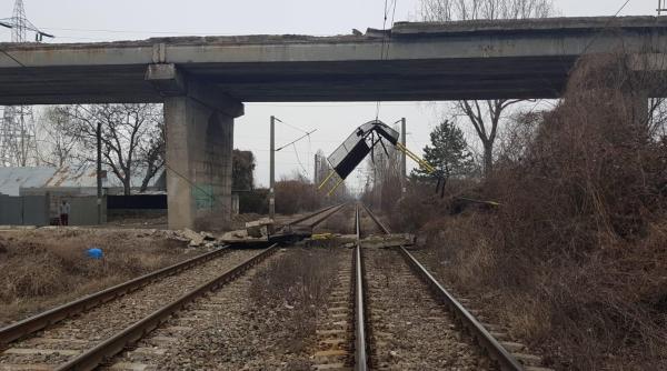 Balustradă prăbușită peste calea ferată, lângă Ploiești. 4 trenuri, blocate