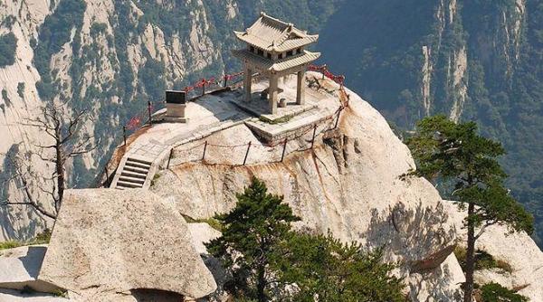 Aici îşi pierd viaţa anual 100 de oameni. Cea mai periculoasă  potecă din lume (FOTO, VIDEO)