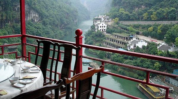 IMPRESIONANT. Restaurantul agățat de munte GALERIE FOTO