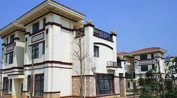 A cheltuit sume uriaşe pentru vile de lux GRATIS, dar nu le vrea nimeni.  GALERIE FOTO