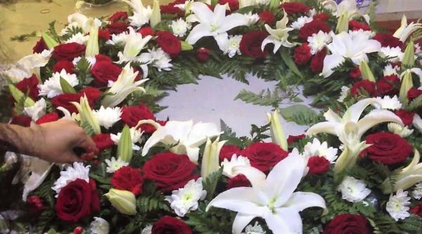 Interzis la coroane de flori la înmormântări! Decizia preoților