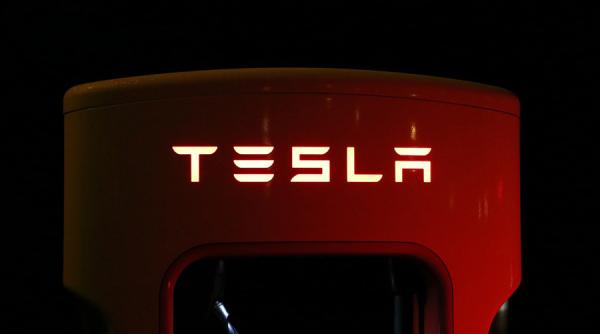 Acțiunile Tesla sunt în cădere, după ultimele decizii ale companiei