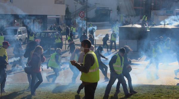 Vestele galbene pregătesc o mare manifestare într-o zi crucială pentru Macron