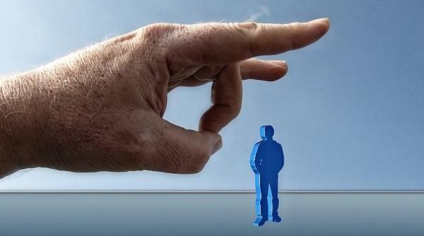 Concedieri. O mare bancă din România dă afară 25% din personal