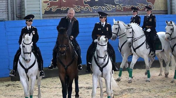 Vladimir Putin s-a dat în spectacol. Cum a apărut în public  FOTO