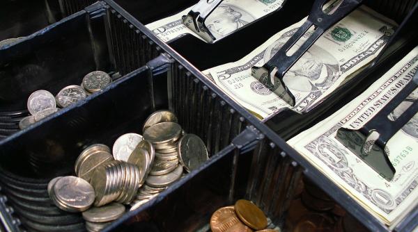 Siliți de Fisc să facă cheltuieli inutile. Cine face acuzațiile