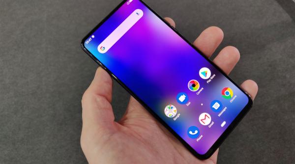 Telefonul românesc care i-a uimit pe americani. Ecran care nu se regăsește la iPhone sau Samsung 