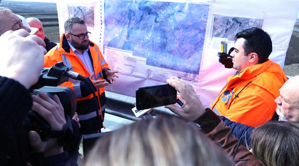 Circulaţia feroviară se desfăşoară pe un singur fir pe ruta Arad-Simeria