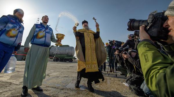Rachetele Soiuz, stropite cu aghiazmă înainte de lansare. GALERIE FOTO