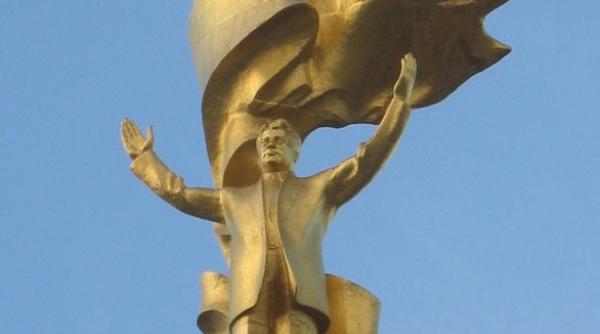 Democrația în Asia Centrală. Statui de aur și orașe numite după ”părinții națiunii”