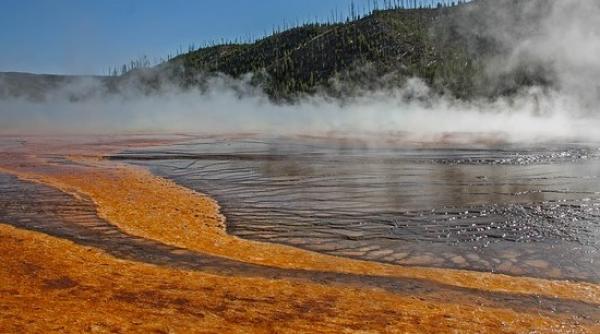 Erupție vulcanică devastatoare. Cercetătorii francezi, în alertă