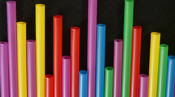 Europenii spun adio obiectelor din plastic de unică folosință