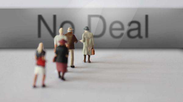 Brexit. Lira sterlină, în cădere liberă