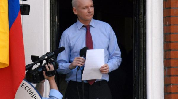 Fondatorul WikiLeaks, arestat în ambasadă de poliția britanică