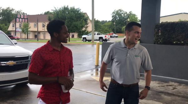 A mers 32 de kilometri pe jos. Șeful i-a luat o mașină nouă și a primit 90.000$ 