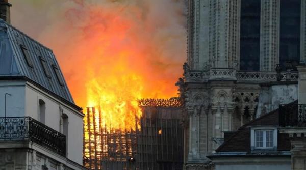DEZASTRU! Catedrala Notre Dame din Paris, MISTUITĂ de flăcări! FOTO, VIDEO