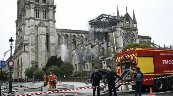 Notre-Dame în flăcări! Pericole ce încă amenință Catedrala