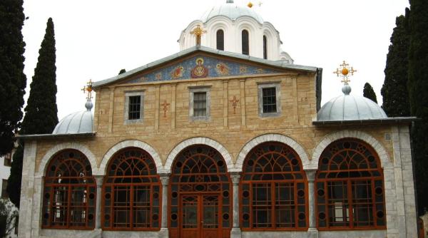 Schitul care va primi un milion de euro de la stat. Moaștele, un atu