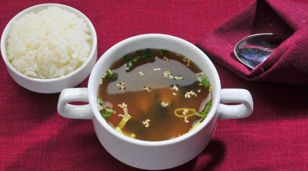 Extravaganțele japonezilor: Ciorba de 10.000 de dolari, burgerul de 700 de dolari