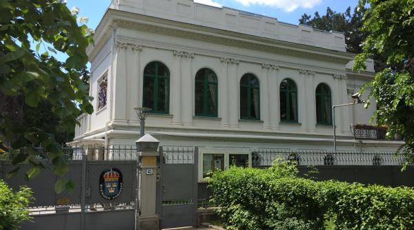 Ambasadă din București, înconjurată de greviști