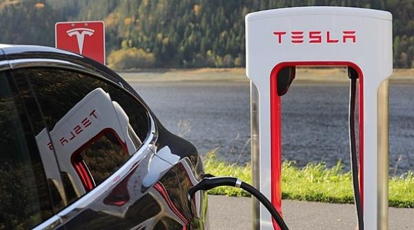 Tesla va lansa taxiuri autonome în 2020